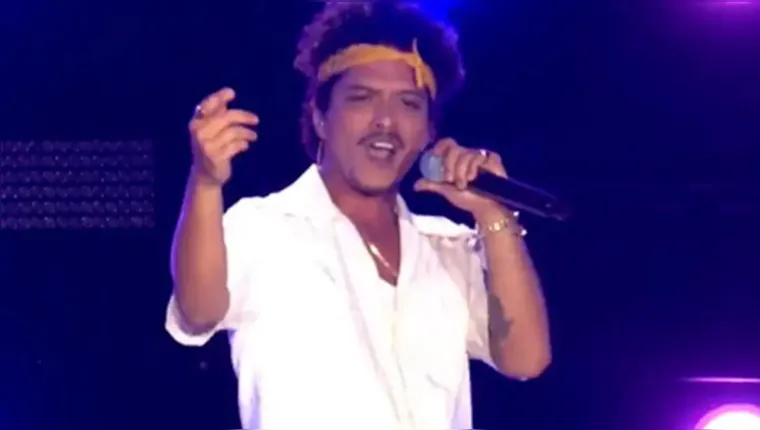 Imagem ilustrativa da notícia Veja o vídeo: Bruno Mars toca "Evidências" no The Town