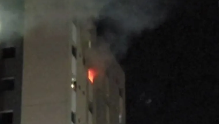 Imagem ilustrativa da notícia Vídeo: incêndio em apartamento causa pânico no Castanheira