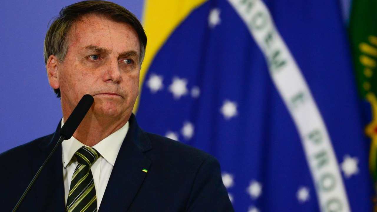Bolsonaro nega desvio bens e põe conta bancária à disposição