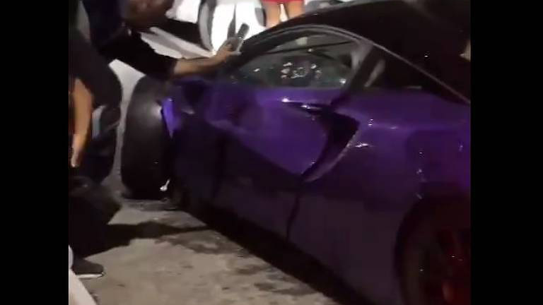 Homem bate McLaren avaliada em quase R$ 4 milhões em Maceió
