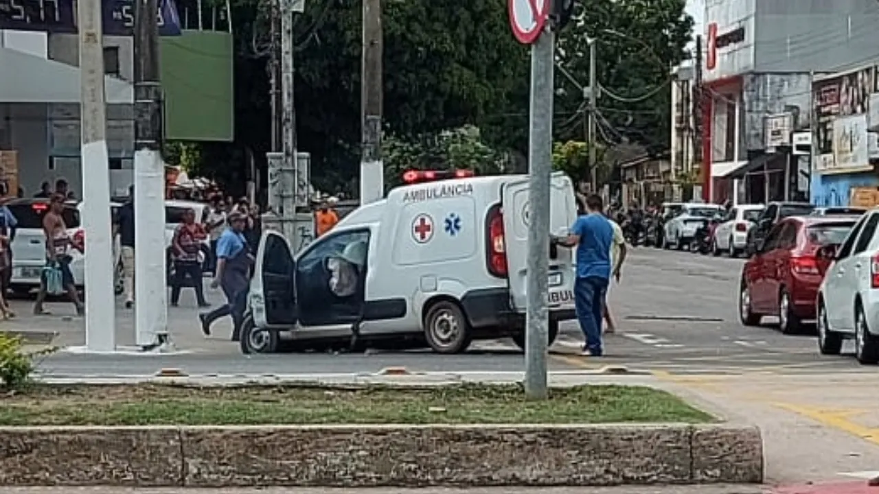 Ambulância ficou parada no meio da pista da avenida Almirante Barroso após acidente com carro de passeio