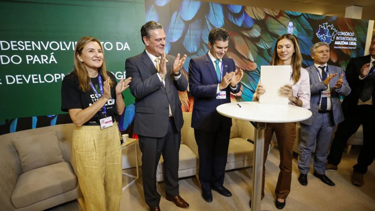 Governador Helder Barbalho ao lado da vice-governadora, Hana Ghassan e o o ministro da Agricultura, Carlos Fávaro e outras autoridades