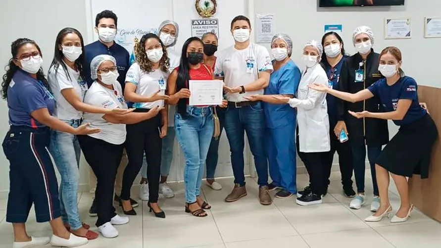 Cleidiane Silva dos Santos fez uma emocionante visita à Policlínica Lago de Tucuruí, para expressar sua gratidão à equipe de saúde que a acompanhou durante os meses em que realizou hemodiálise