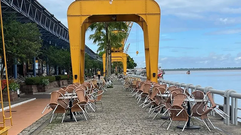 Cadeiras e mesas podem sair da área de passeio da Estação das Docas