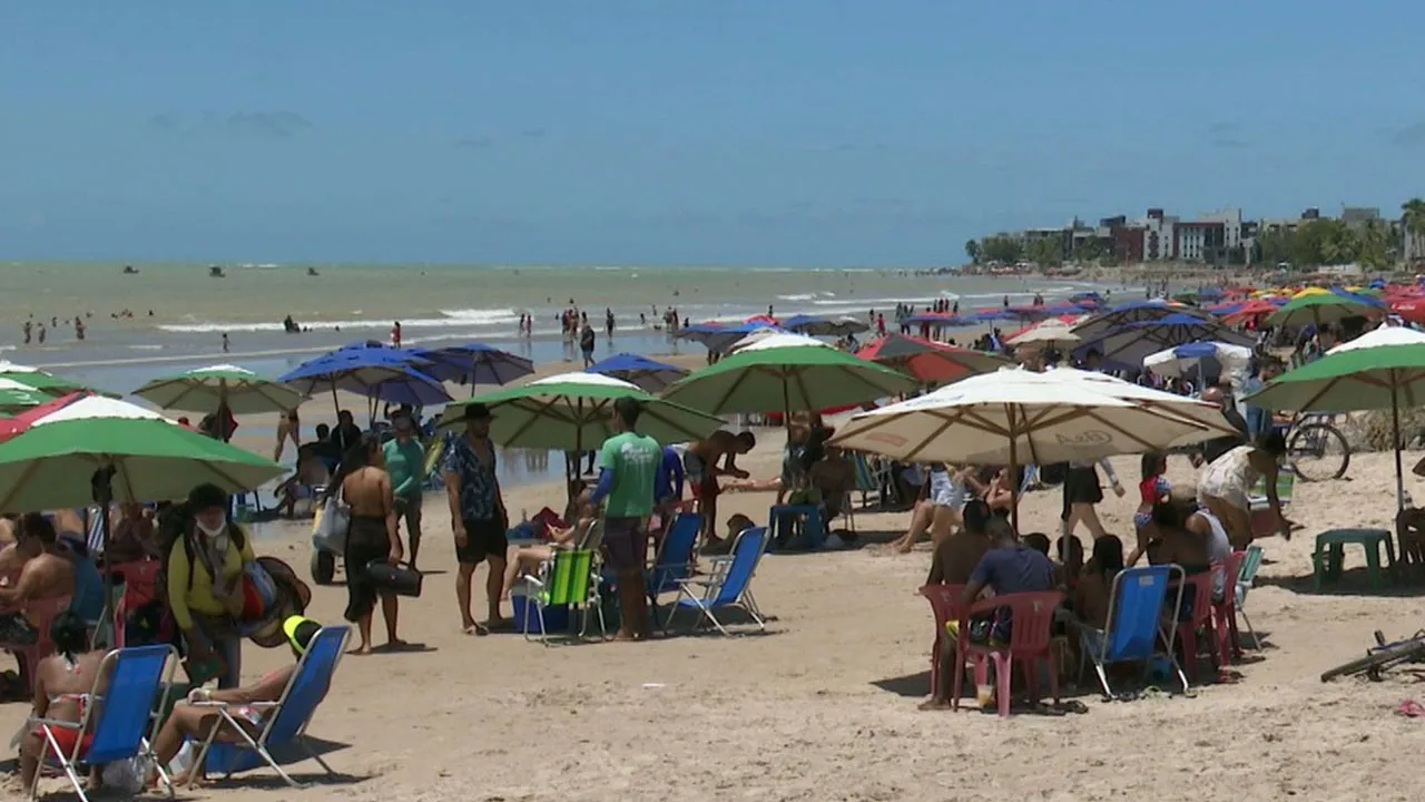 Praia na Paraíba durante o fim de semana de feriado prolongado.
