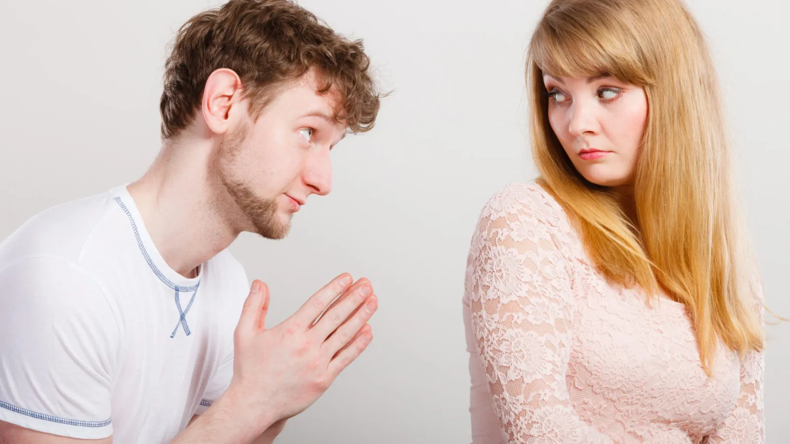 Pessoas que pedem muitas desculpas podem ser caracterizadas como conscientes ou ansiosas