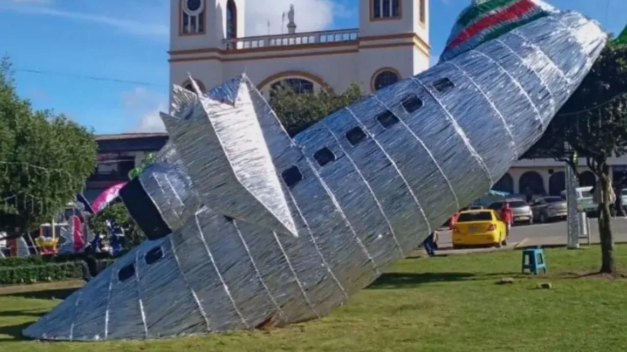 A réplica do avião foi colocada em frente a uma igreja, em La Unión, na Colômbia