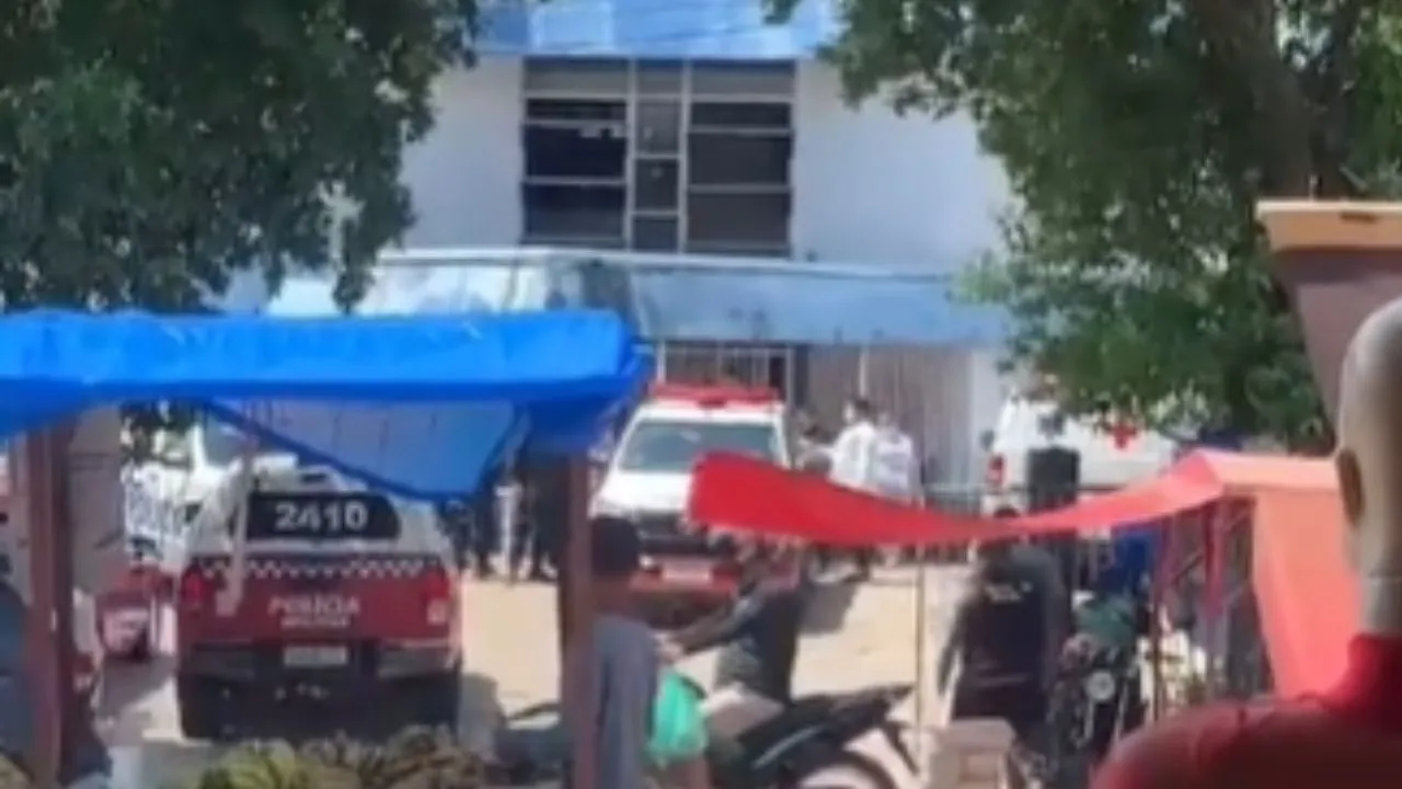 Homens chegando em uma unidade de saúde no bairro do Tapanã, em Belém
