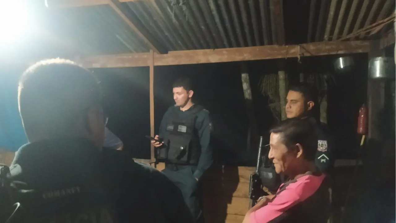 Moradores locais ajudam a PM com informações sobre o paradeiro dos suspeitos