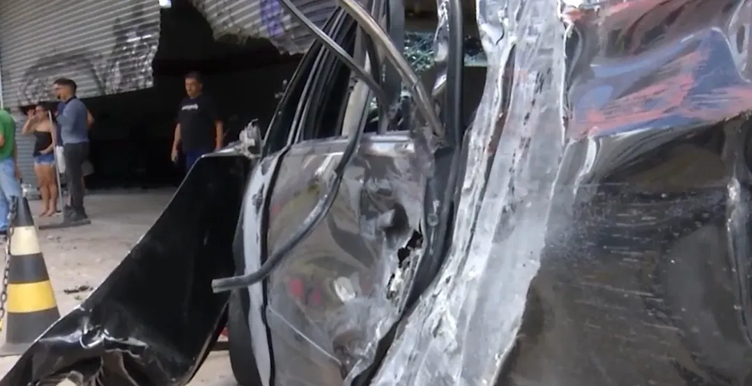 A batida foi tão forte que motor foi arrancado do carro