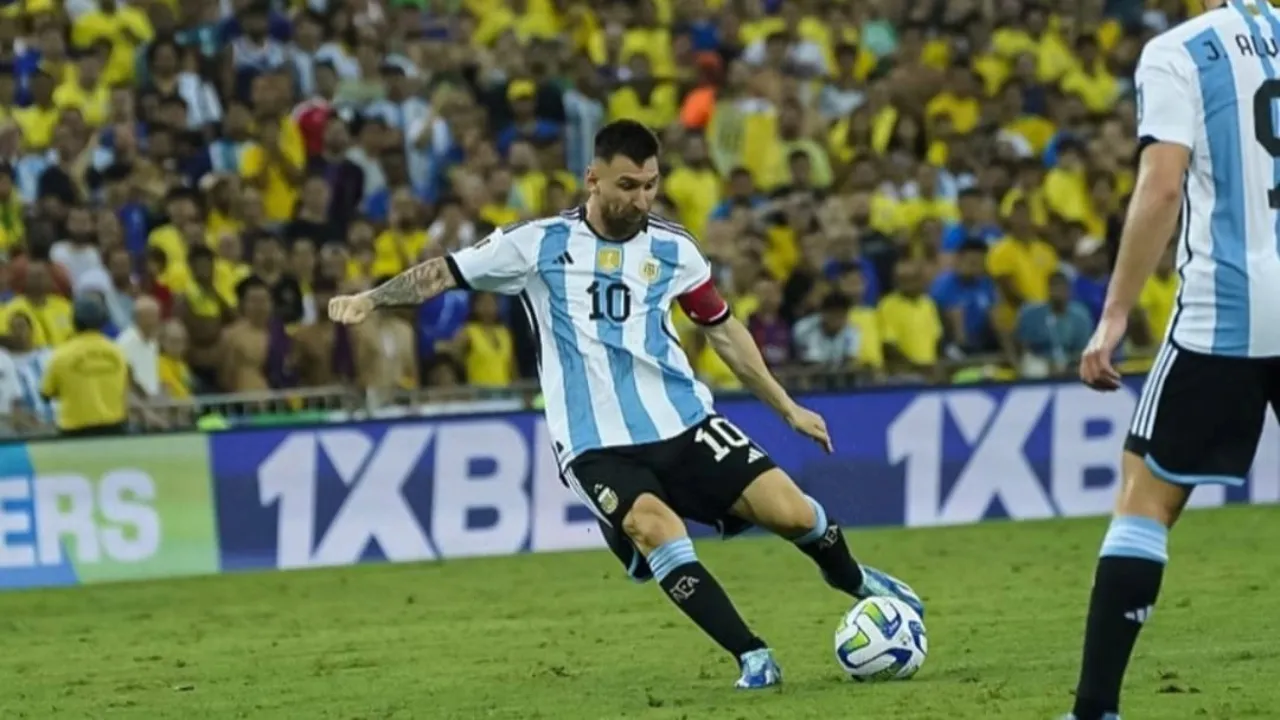 Messi em ação na Seleção Argentina contra o Brasil