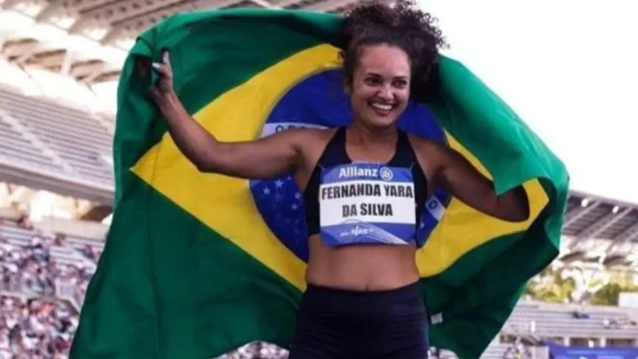 Fernanda Yara na conquista da medalga de ouro no Mundial de Atletismo Paralímpico, na Franca.