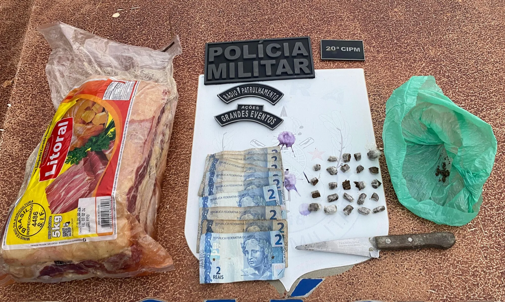 24 porções de maconha e um fado de charque foram encontrados com o suspeito