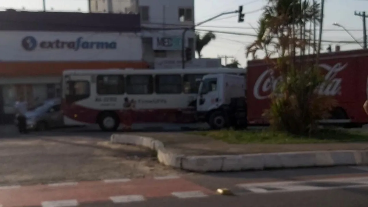Caminhão da Coca-Cola e ônibus da linha 321-UFPA/Cidade Nova 6 se envolveram em acidente na manhã deste sábado (11)