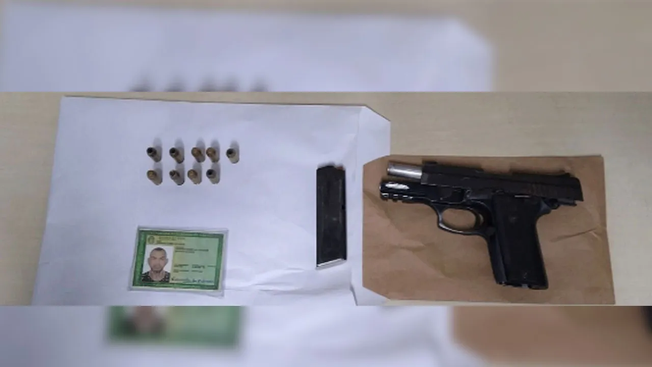 Foram apreendidas uma arma, munições e um carregador.