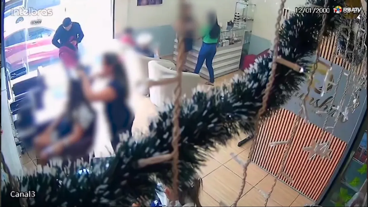 A dupla anunciou o assalto após se passarem por clientes.