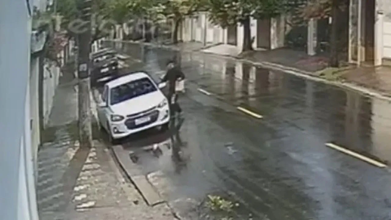 Imagem de câmera de segurança obtida pela polícia mostrou que os criminosos fugiram em um veículo Chevrolet Onix branco