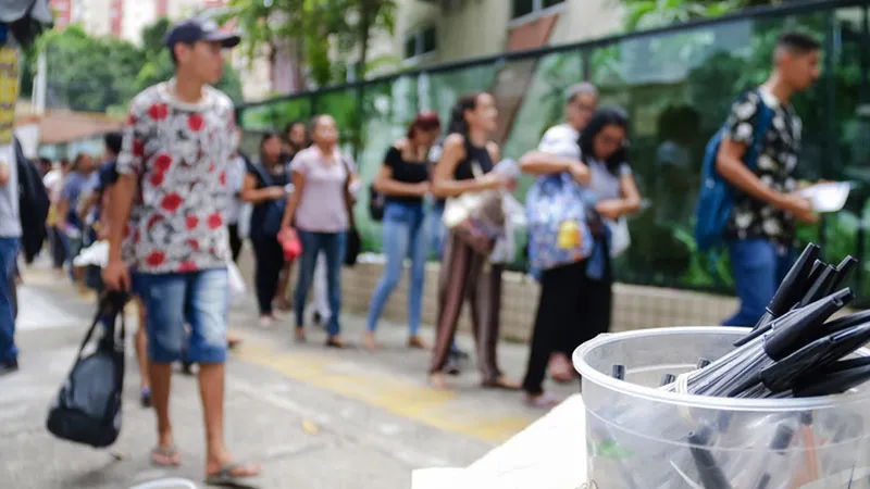 Candidatos chegam para fazer a prova do Enem em Belém