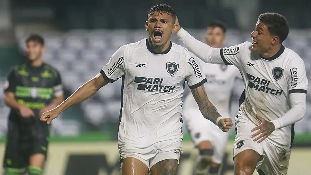 Tiquinho Soares comemora gol marcado aos 52 minutos do segundo tempo contra o Coritiba, que empataria aos 54
