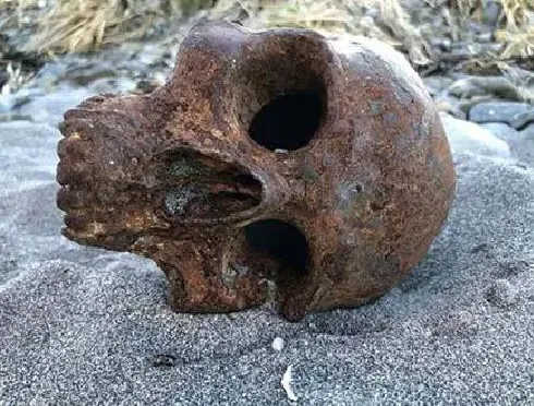 Crânio de metal encontrado na praia de Seapoint Beach