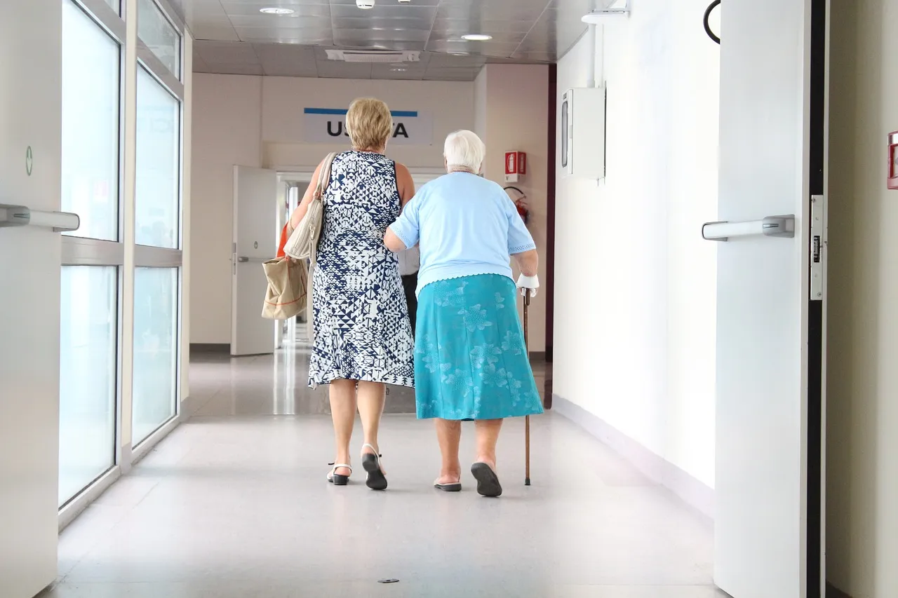 Imagem ilustrativa da notícia: Especialista destaca cuidados com automedicamento em idosos