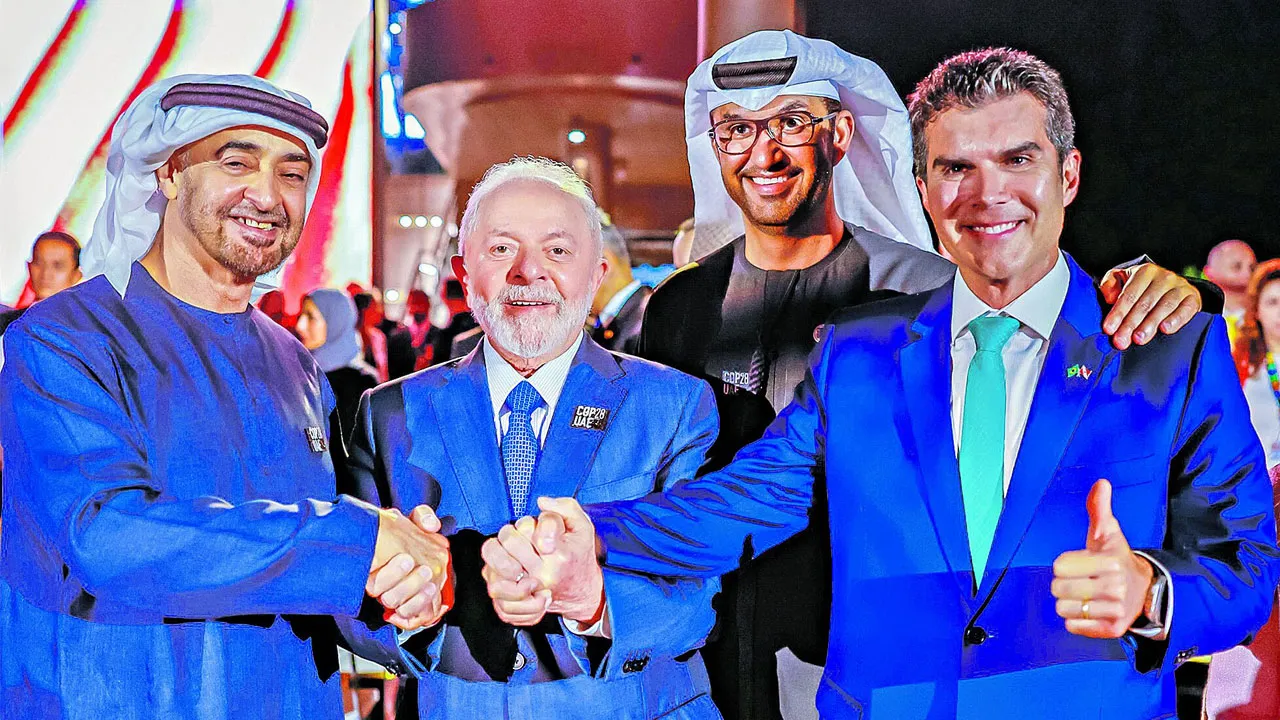 Helder com o presidente dos Emirados Árabes Unidos, Mohamed bin Zayed e o presidente Luiz Inácio Lula da Silva durante visita ao Pavilhão do Brasil na COP28