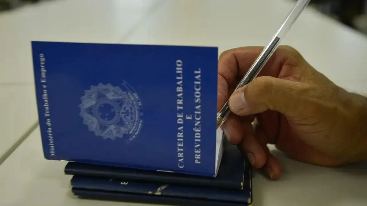 O PIS é pago aos trabalhadores da iniciativa privada com carteira assinada.
