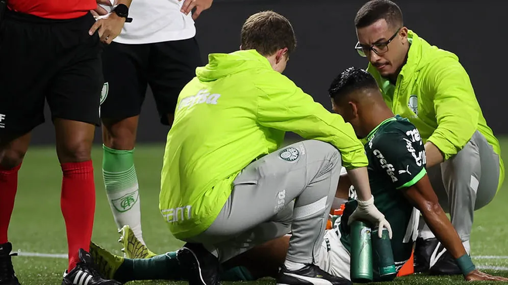 Após choque com goleiro do América-MG, Rony deixou o gramado e foi levado a um hospital ainda com a partida em andamento.