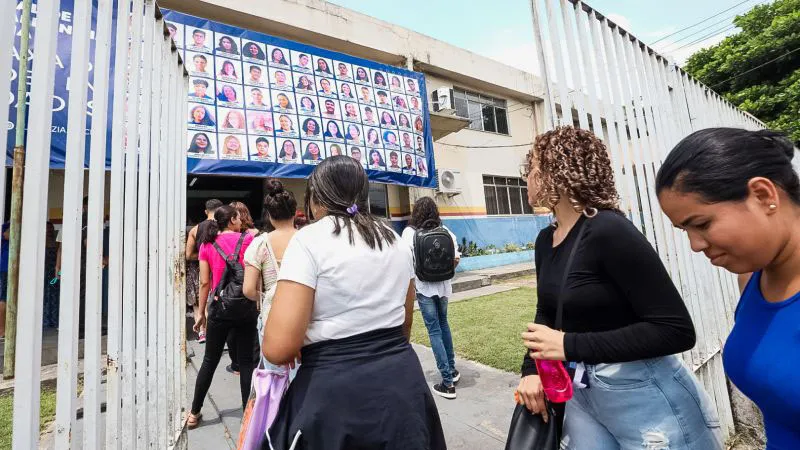 Estudantes chegam para fazer prova em escola de Belém