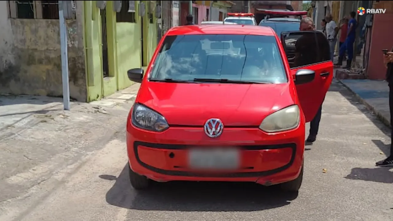 O carro foi abandonado após perseguição.