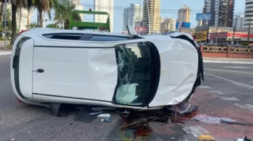 Carro de aplicativo que capotou