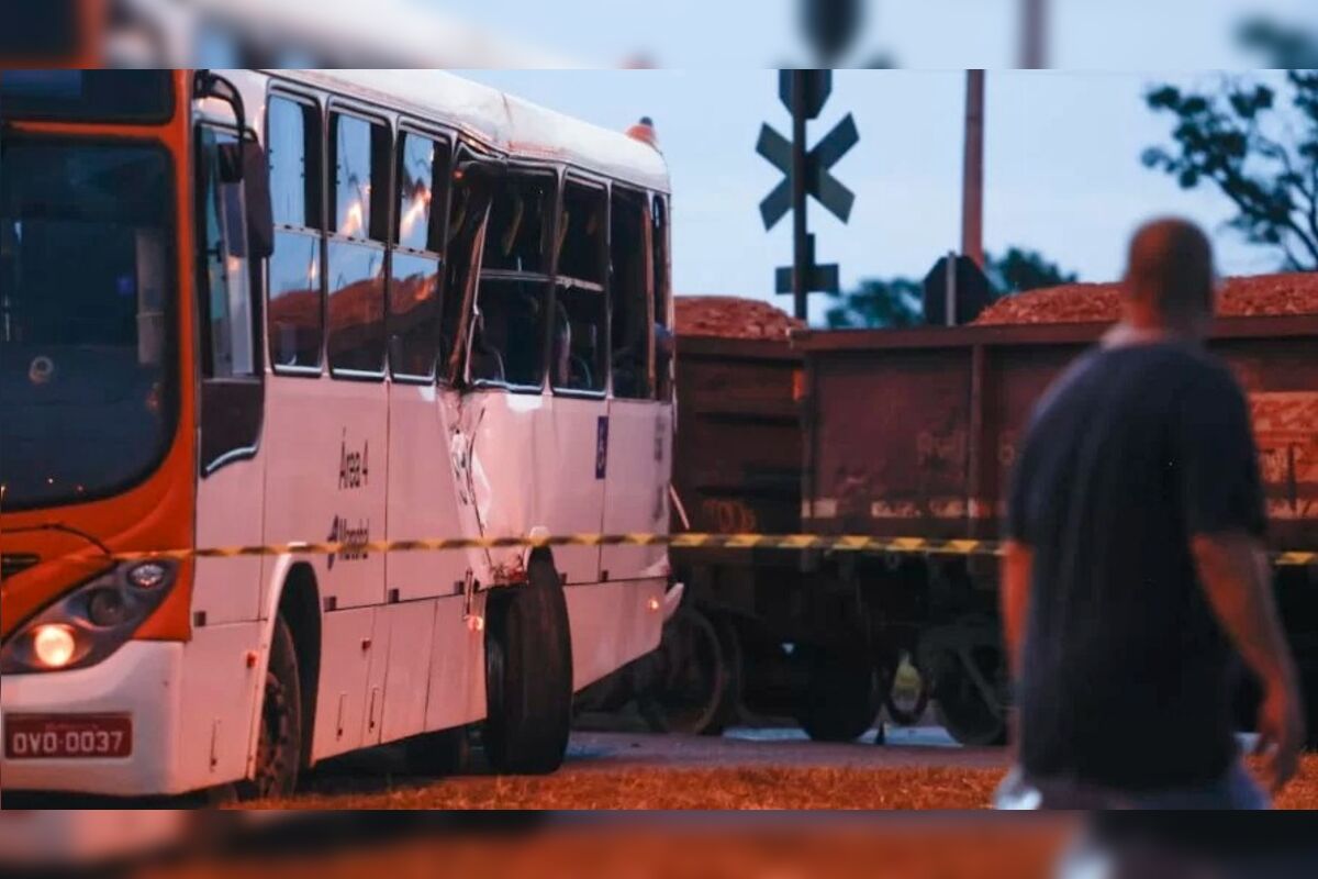 Trem de carga atinge ônibus e mata ao menos uma pessoa no DF