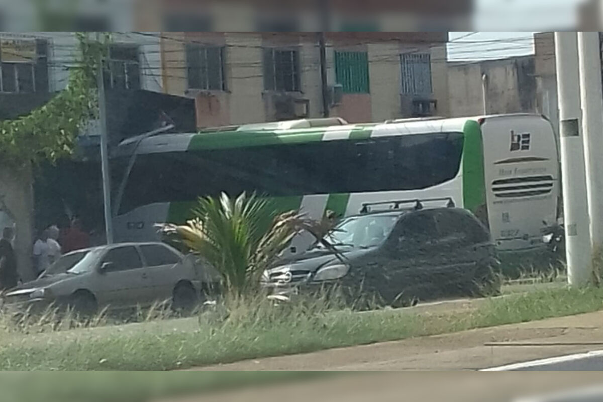 Ônibus invade academia de boxe em avenida de Belém 