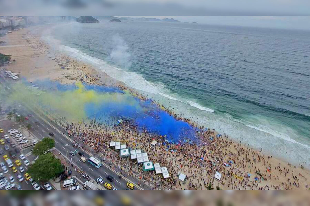 Torcedores do Boca invadem Copacabana e fazem foguetório