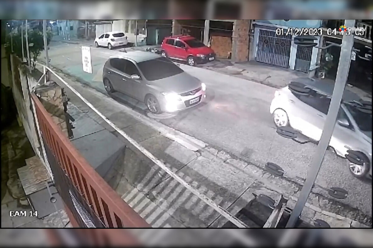 Vídeo: Bando rouba carro em Belém e bate veículo na fuga