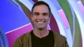 Tadeu Schmidt continua no comando do reality show