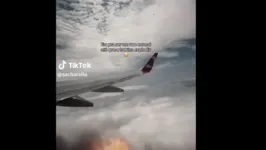 Imagens mostram o momento em que uma explosão acontece ao lado de uma das asas do avião