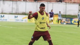 Volante Solano em treinamento pelo Clube do Remo.