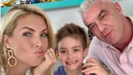 Ana Hrickman, o filho e o marido Alexandre Correa