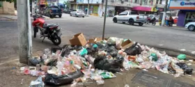 Lixo sem o devido recolhimento na Praça Brasil, em Belém.