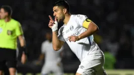 Luisito Suárez foi o destaque da noite com três gols marcados para o Grêmio.