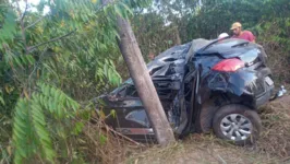 Carro ficou destruído com o impacto do acidente