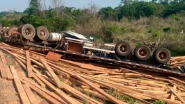 O acidente foi tão violento que, inclusive, o caminhão ficou praticamente destruído