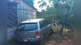 No outro caso um homem perdeu o controle do veículo e bateu em um poste de energia