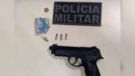 A falsa arma que estava com o suspeito foi apreendida junto com as munições