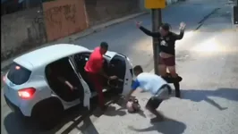 Imagens mostram que os assaltantes abaixam a calça do mototaxista em busca de pertences pessoais