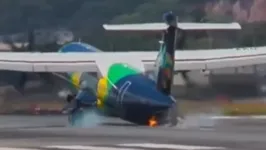 Uma gravação do momento do pouso mostra quando o avião aproxima da pista, e a cauda encosta no chão.