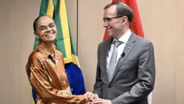 O Ministro do Clima e Meio Ambiente da Noruega, Espen Barth Eide (R), e a Ministra do Meio Ambiente e Mudanças Climáticas do Brasil, Marina Silva, apertam as mãos durante uma reunião em Brasília
