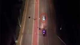 Motorista fugiu e acabou capotando o carro