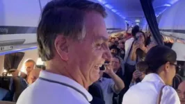 O presidente Jair Bolsonaro durante embarque nesta quinta (7), em voo com destino à Argentina, onde acompanhará a posse de Javier Milei